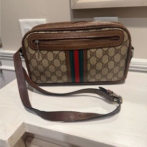 26- Gucci Sherry Line Vintage Crossbody